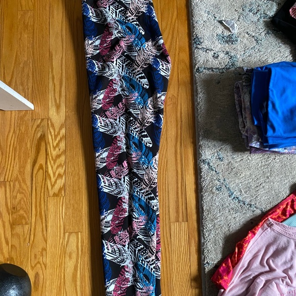 Black Geometric Pattern Leggings - Picture 3 of 4